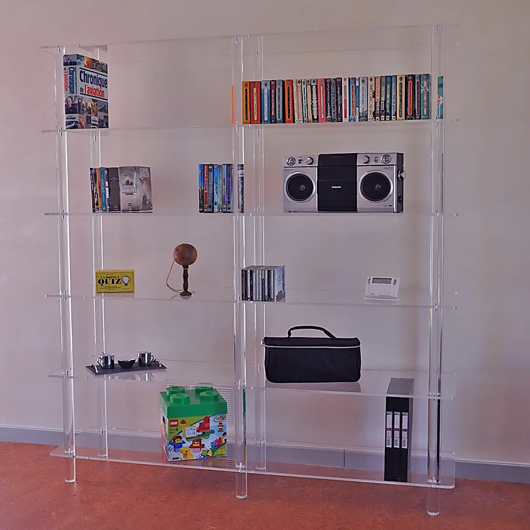 Bibliothèque en plexiglass transparent de 150 cm de large par 183 cm de haut et 36 cm de profondeur