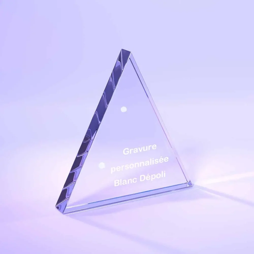 Socle Triangle Transparent Gravé en Plexiglass 40 mm pour Trophée – Sur mesure