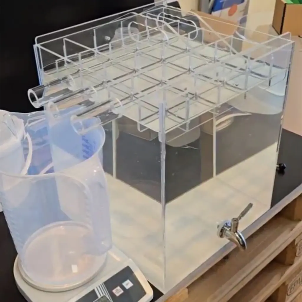 Réservoir étanche transparent sur mesure en Plexiglass transparent 10 mm – avec cylindres et plateau