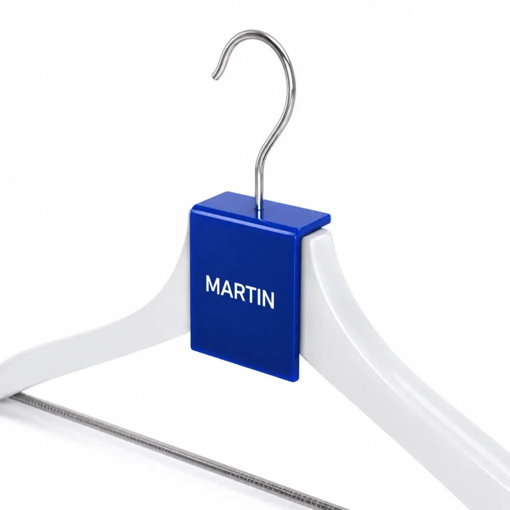Porte nom plexiglass personnalisé bleu pour cintre